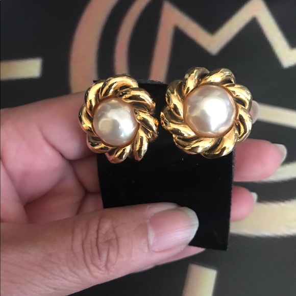 Authentic 100% Chanel Pearl Earrings . - Picture 2 of 8